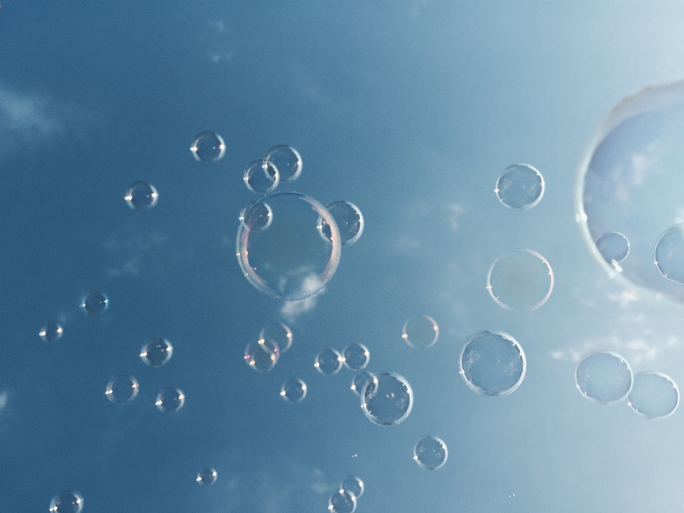 Air menjatuhkan awan langit