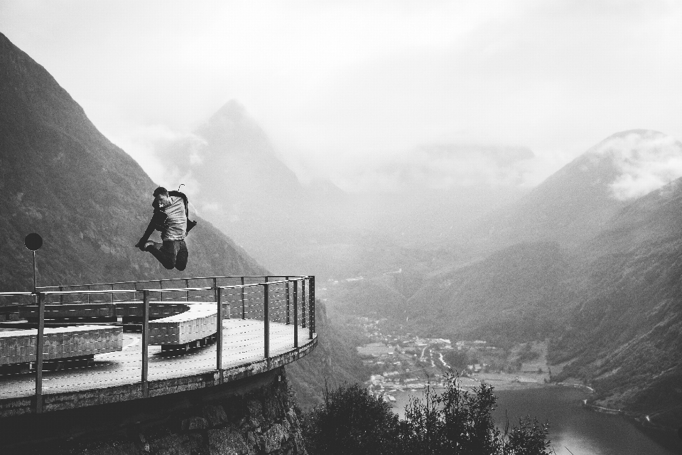 Montagne neige noir et blanc
 brouillard