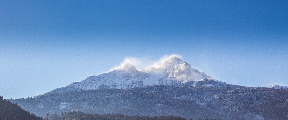 Montagna nevicare inverno nube