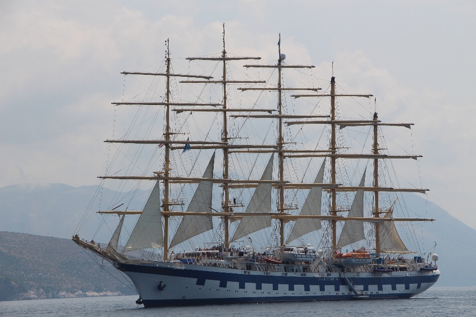 Mar barco enviar veículo