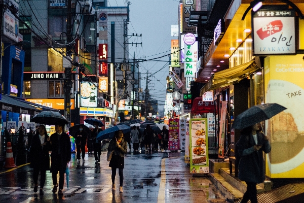 Foto Pejalan kaki jalan kota lanskap