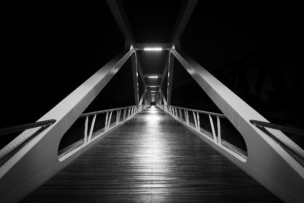 ライト 黒と白
 白 橋 写真