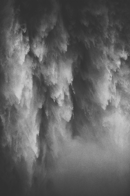 Foto Air terjun awan hitam dan putih
