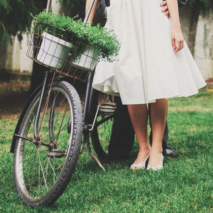 Grama mulher flor bicicleta