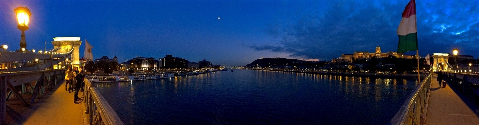 Dock kaki langit malam kota