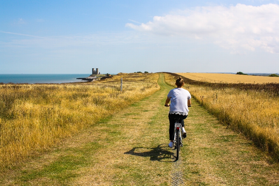 Chemin fille champ prairie
