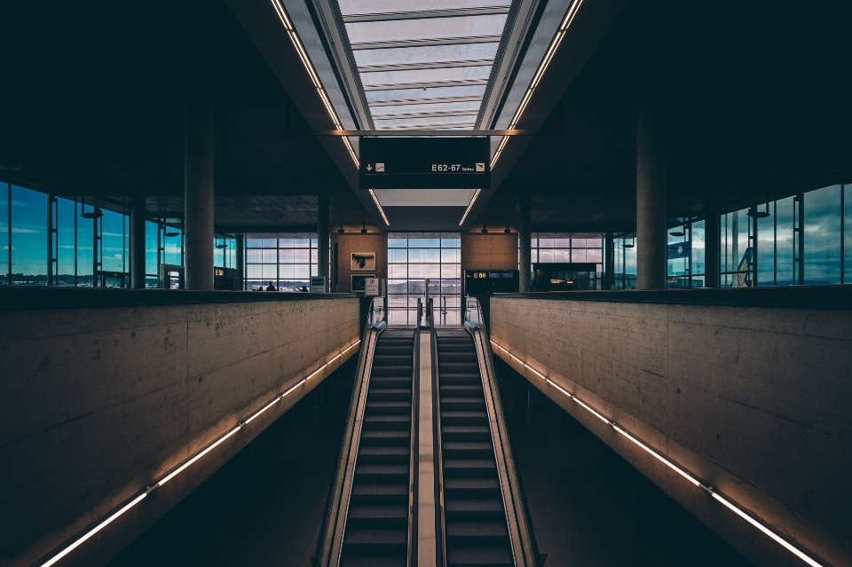 Arquitetura prédio trem aeroporto