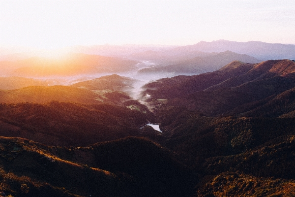 Foto Paisagem região selvagem
 montanha névoa