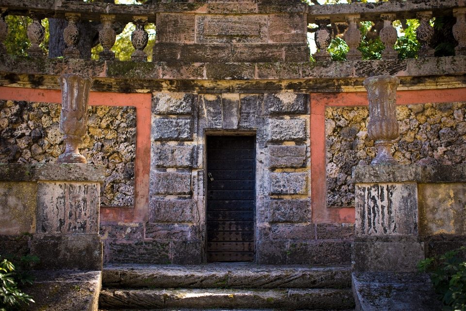 Rumah besar
 bangunan tua