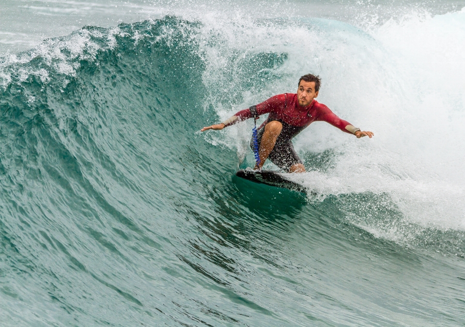 Uomo oceano onda surfista