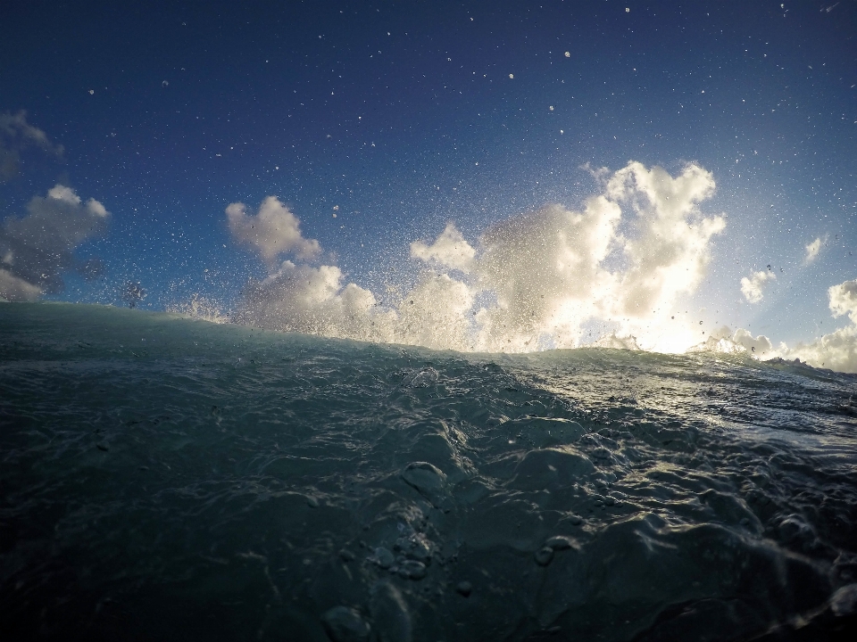 Mare oceano orizzonte montagna