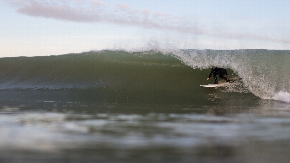 Mar água aceno surfista