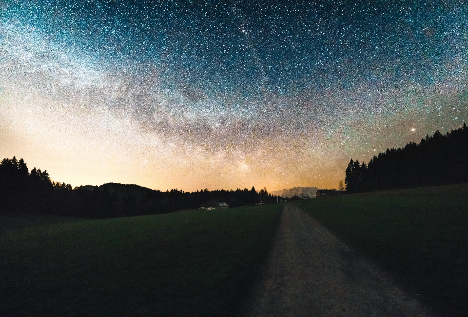 Montagne lumière ciel route