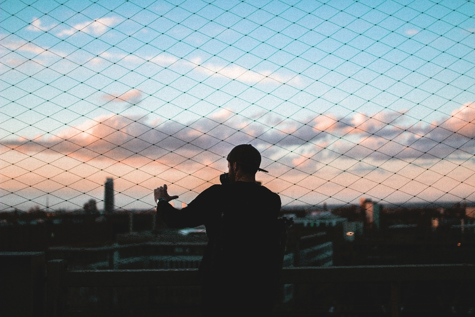 Hombre luz cielo atardecer