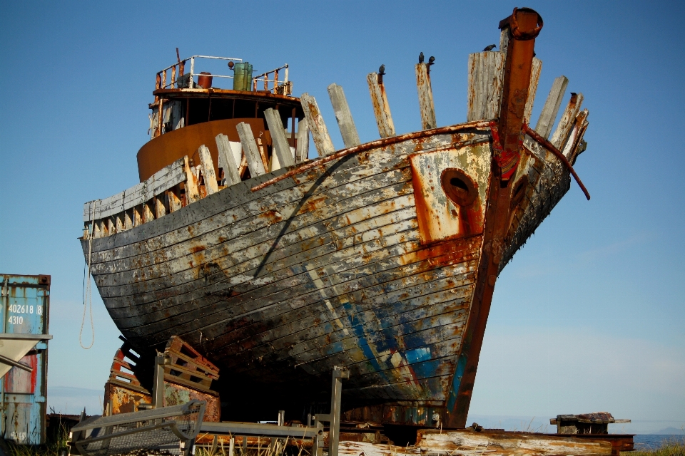 Laut pesisir kapal mengirimkan