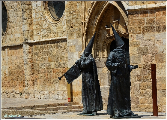 Monument statue arch cathedral Photo