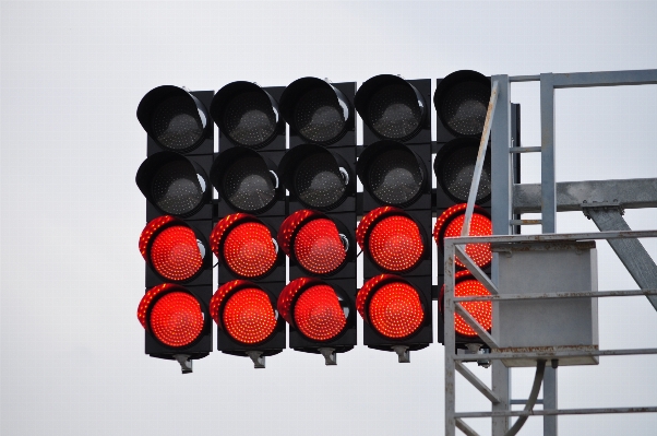 赤 家具 点灯 信号機 写真