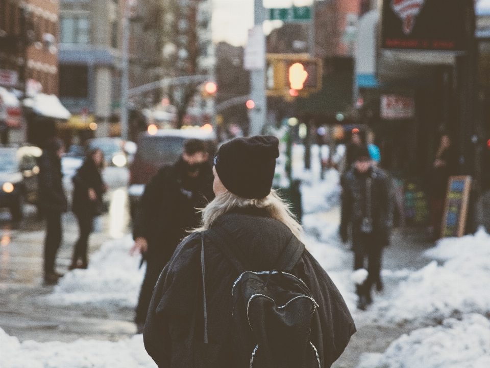 Piéton marche neige hiver