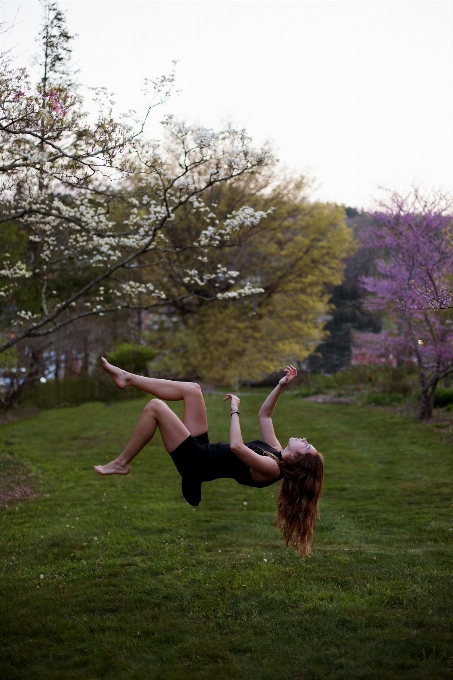 Arbre herbe personne fille