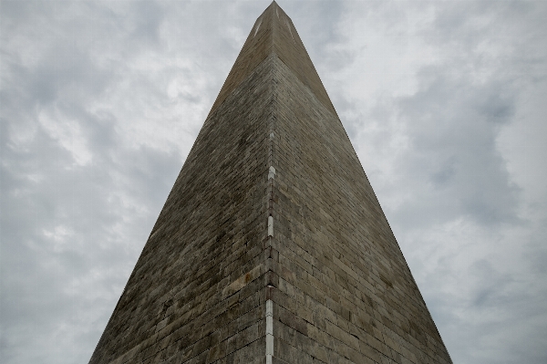 Foto Monumen menara piramida tengara