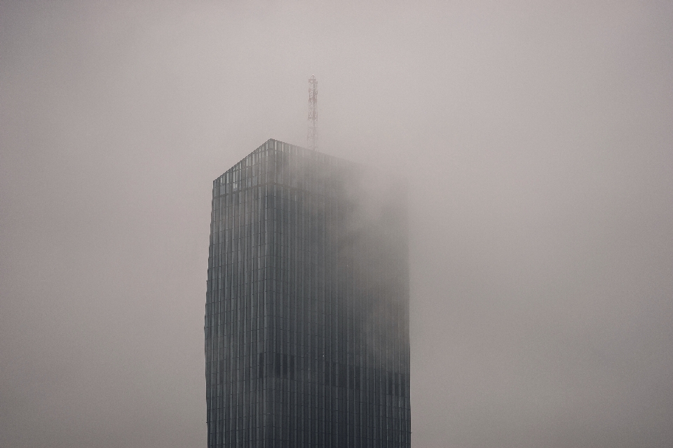 Mgła biały atmosfera drapacz chmur