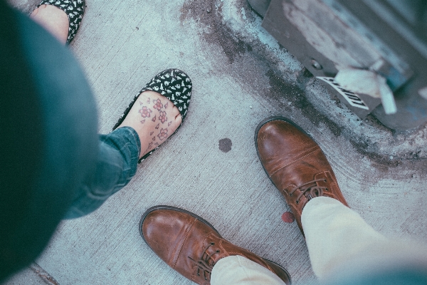 Foto Tangan orang sepatu kaki