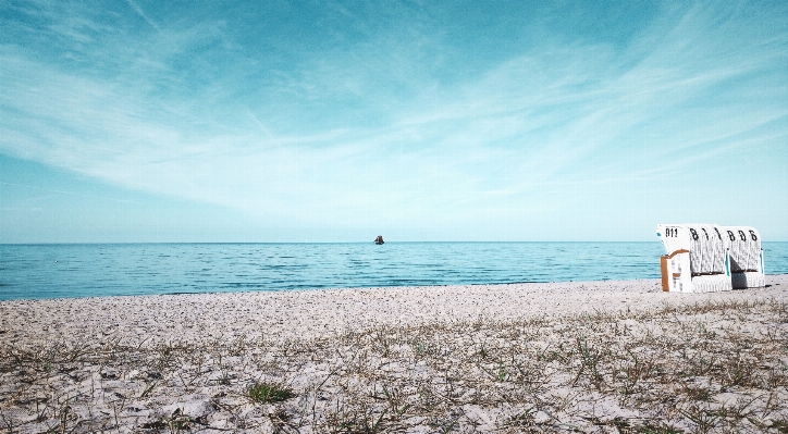 Foto Pantai laut pesisir pasir