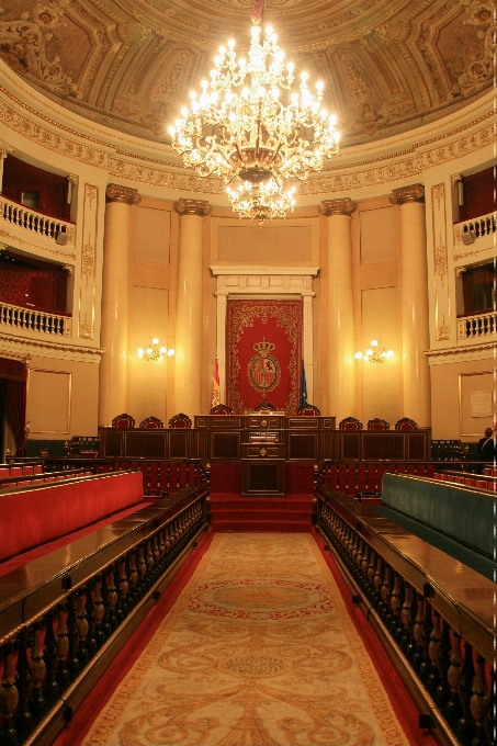 Konferans salonu
 bina opera binası
 kilise