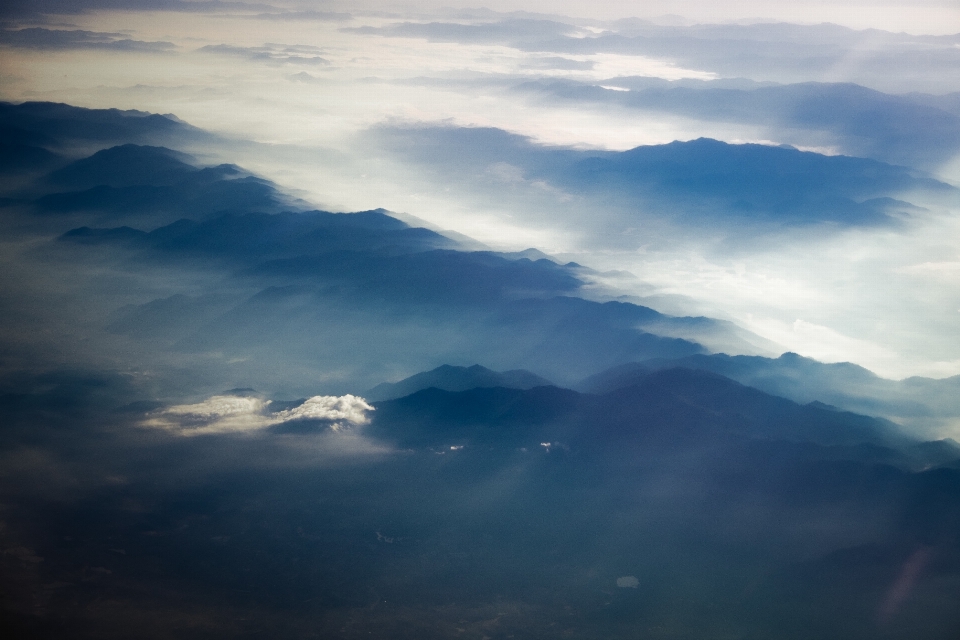 Horizon montagne lumière nuage