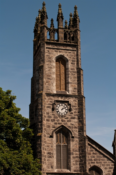 Bâtiment la tour repère église