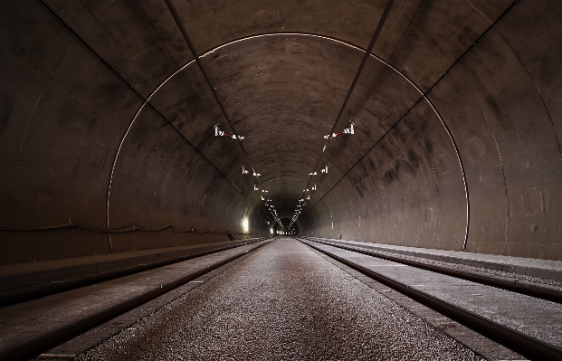 Licht tunnel u-bahn unter tage Foto