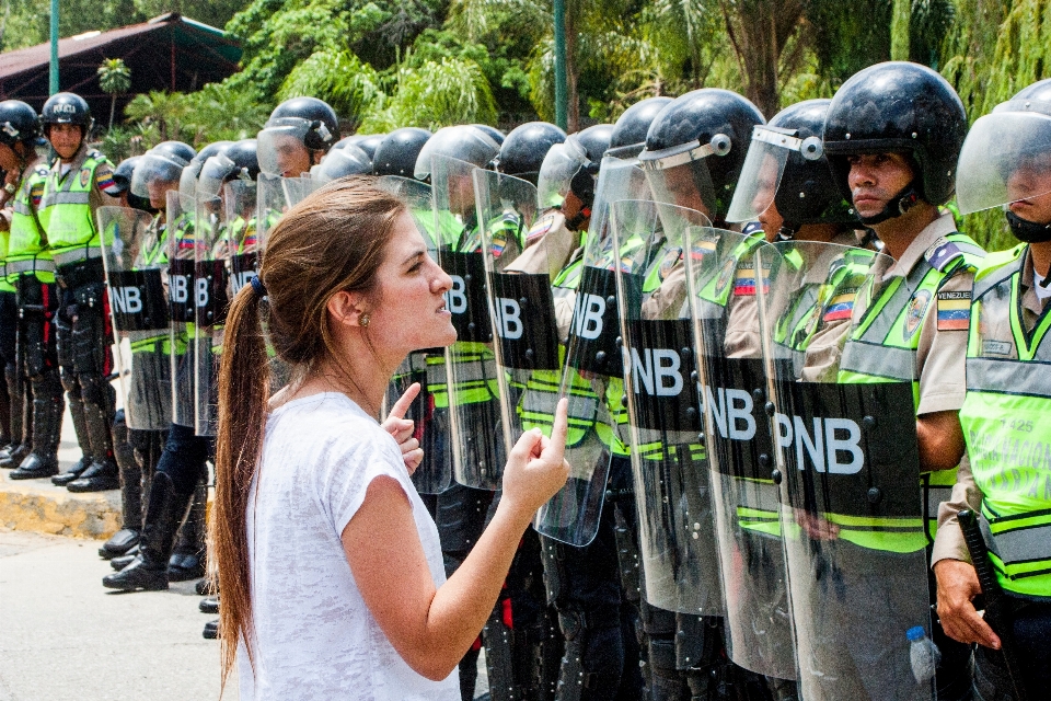 Persona protesta deportes de resistencia
