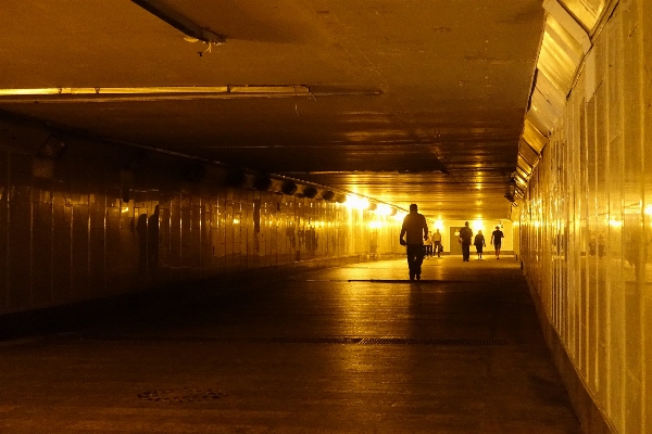 Foto Leggero persone strada notte