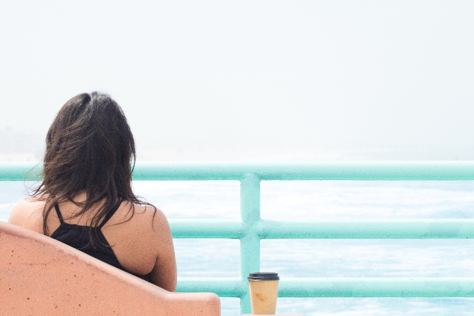 Mare oceano caffè donna