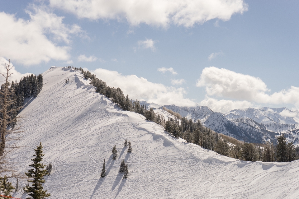 Montagna nevicare inverno catena montuosa
