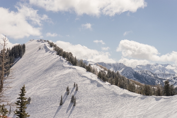 Foto Montagna nevicare inverno catena montuosa
