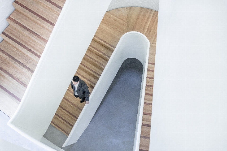 Homme architecture bois escalier