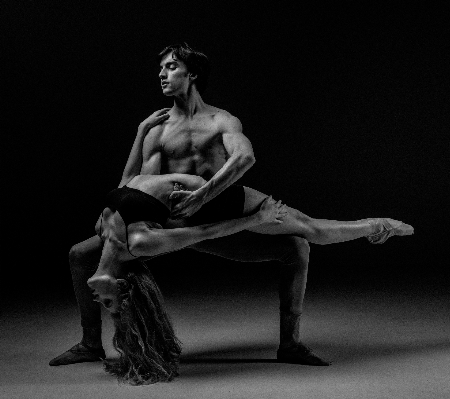 Foto Bianco e nero
 danza seduta monocromo