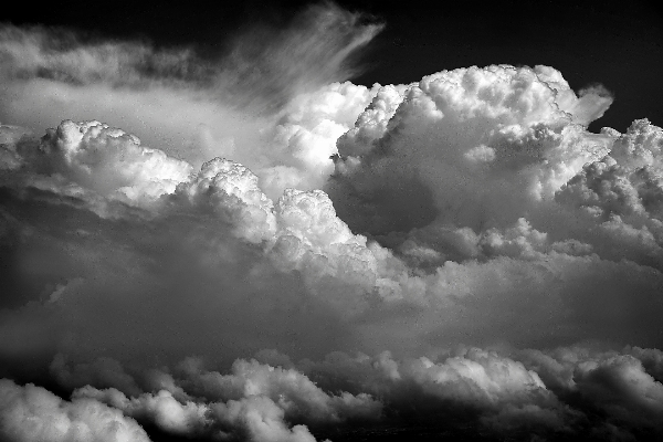 Foto Awan hitam dan putih
 langit putih