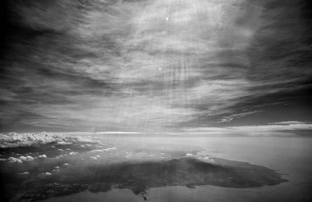 Foto Cakrawala awan hitam dan putih
 langit