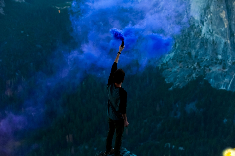 Homme personne montagne fumée