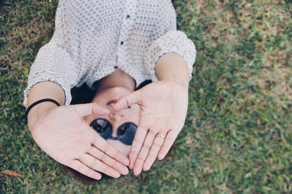 手 草 人 女性 写真