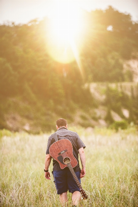 Homme herbe personne coucher de soleil