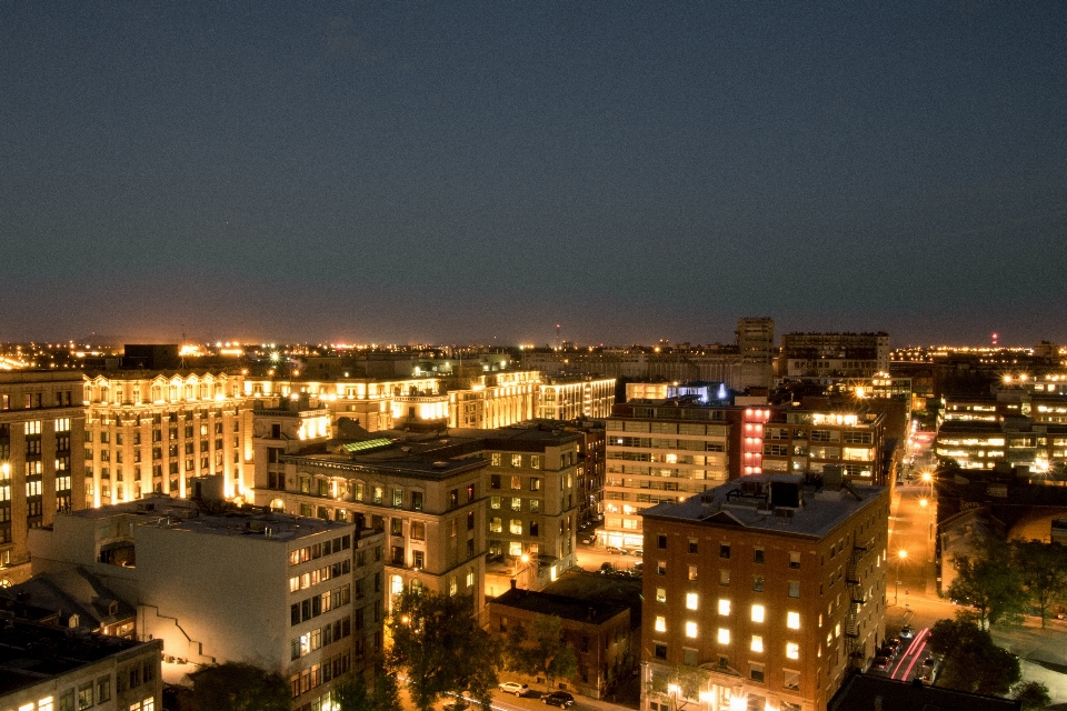 Orizzonte notte città grattacielo