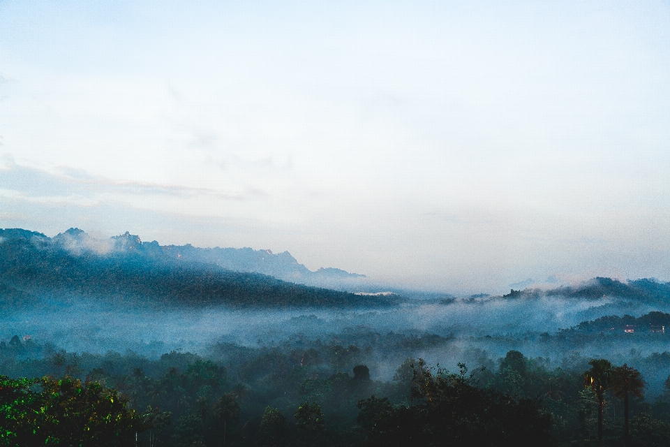 Natura orizzonte montagna nube