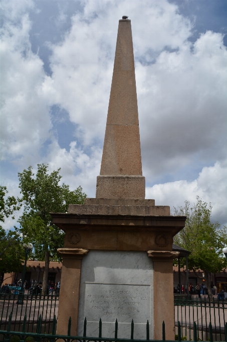 Monument statue repère mémorial