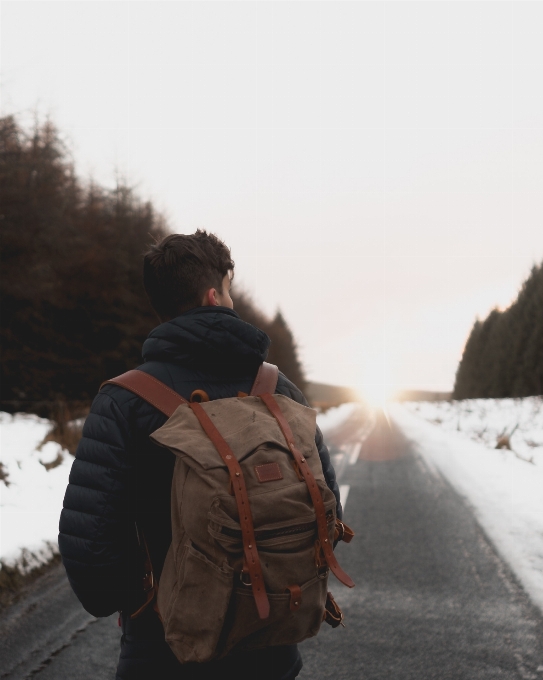 Hombre caminando nieve invierno