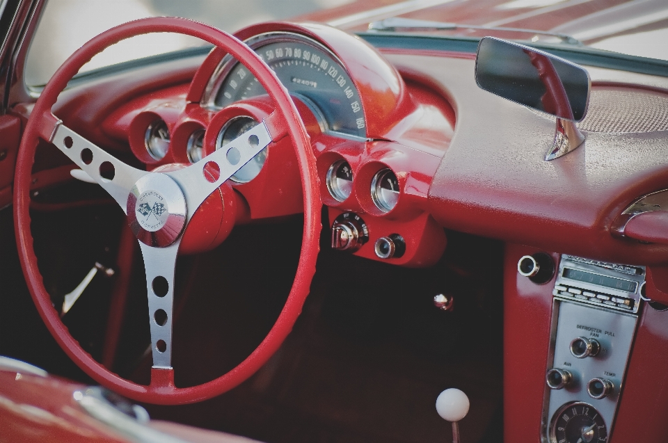 Voiture roue intérieur rouge