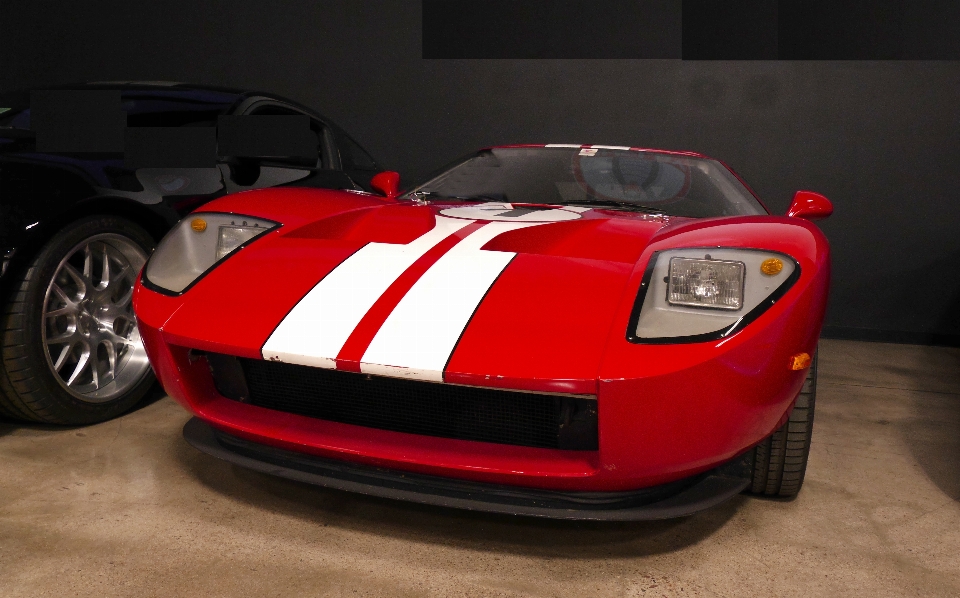 Auto rojo vehículo museo