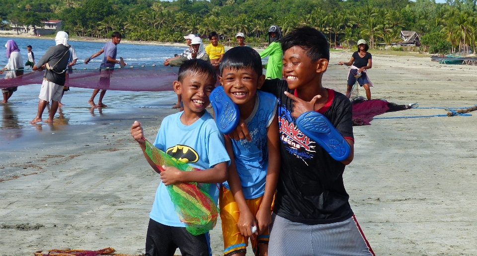 Plage personnes enfant canotage